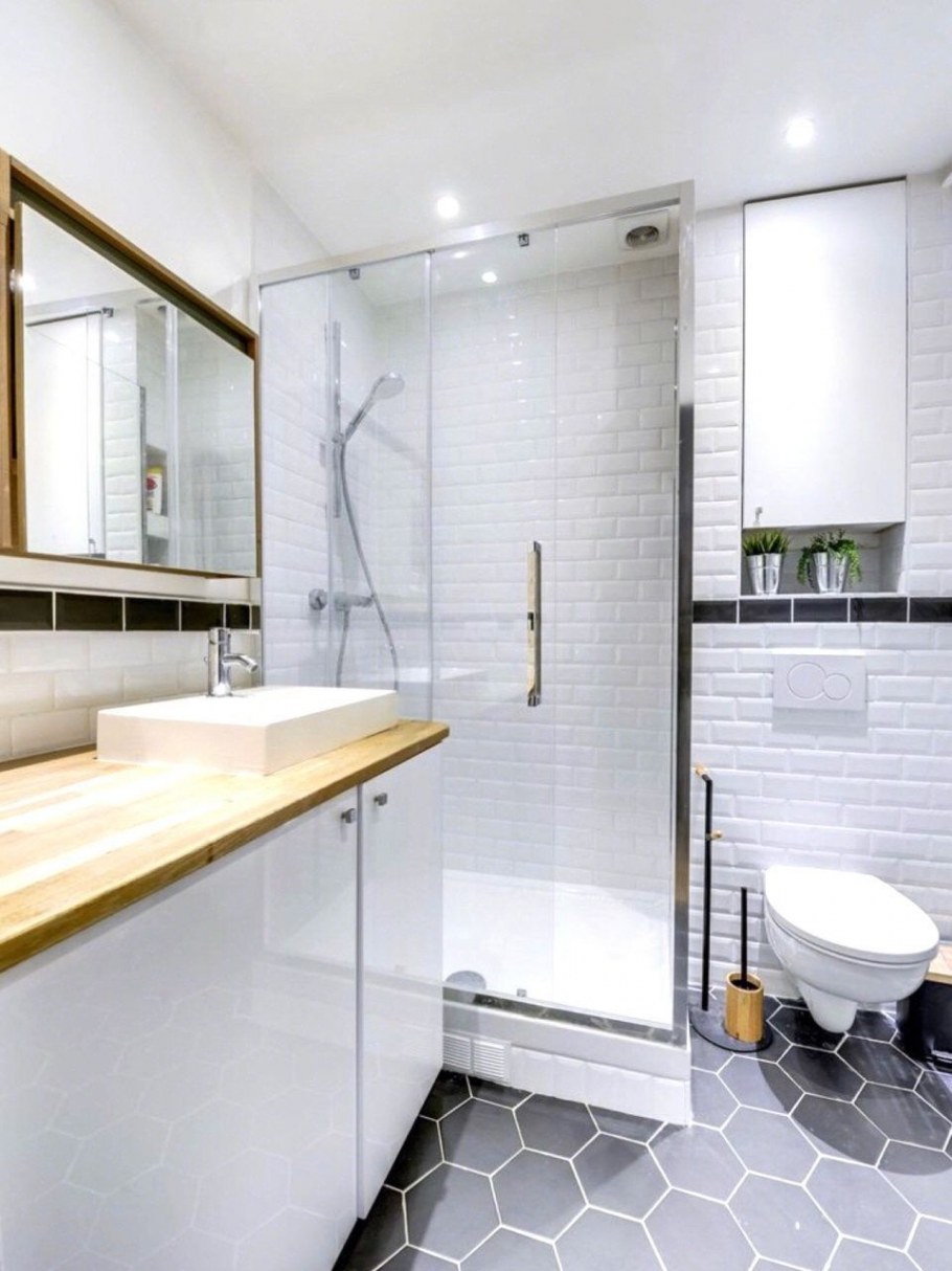 Ванна и туалет с витражной плиткой