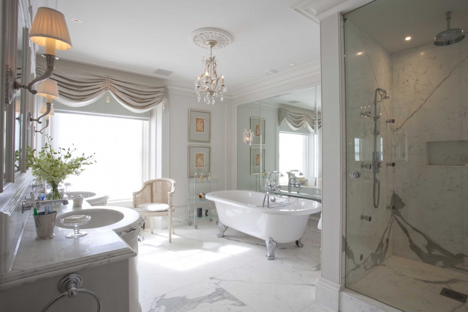 Бордовая ванная комната