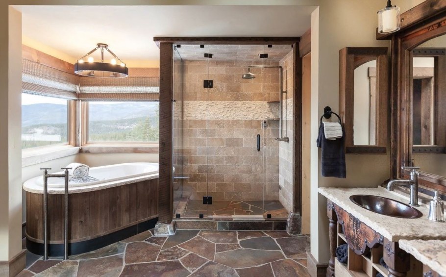 Интерьер санузла в загородном доме