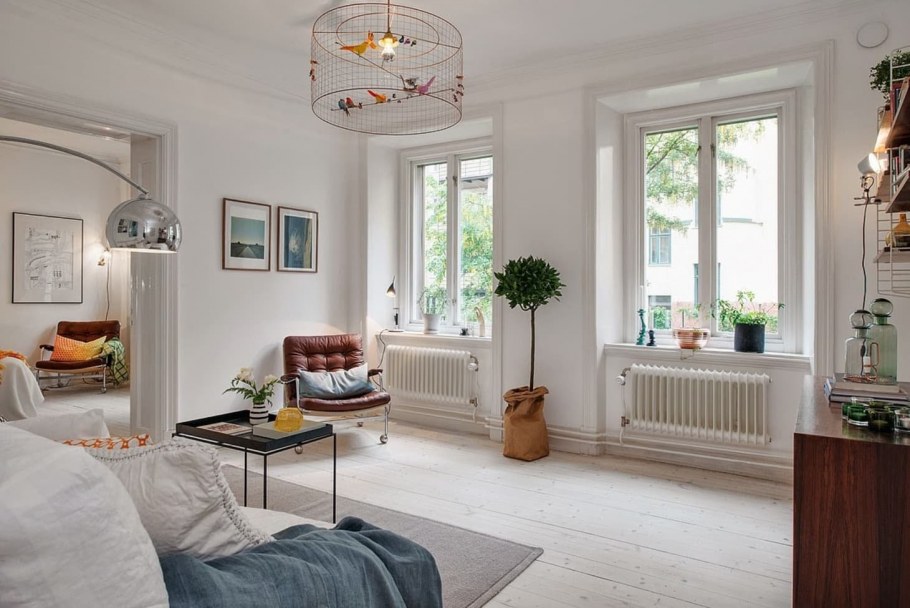 Гостиная с двумя люстрами