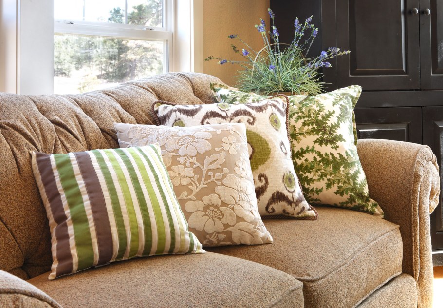 Декоративная подушка на окне