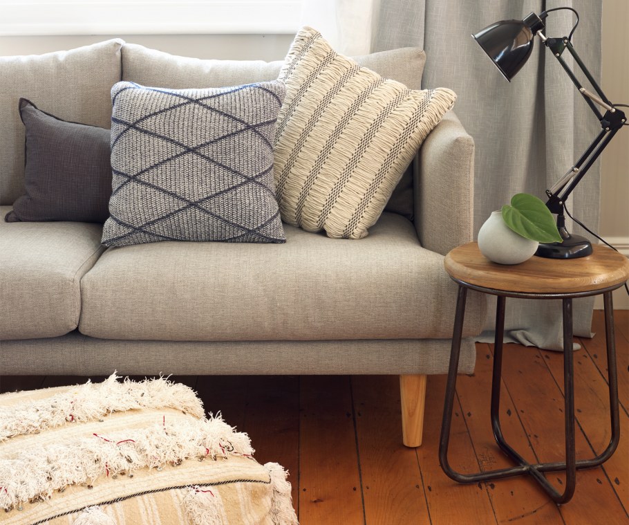 Подушки в интерьере гостиной Люкс