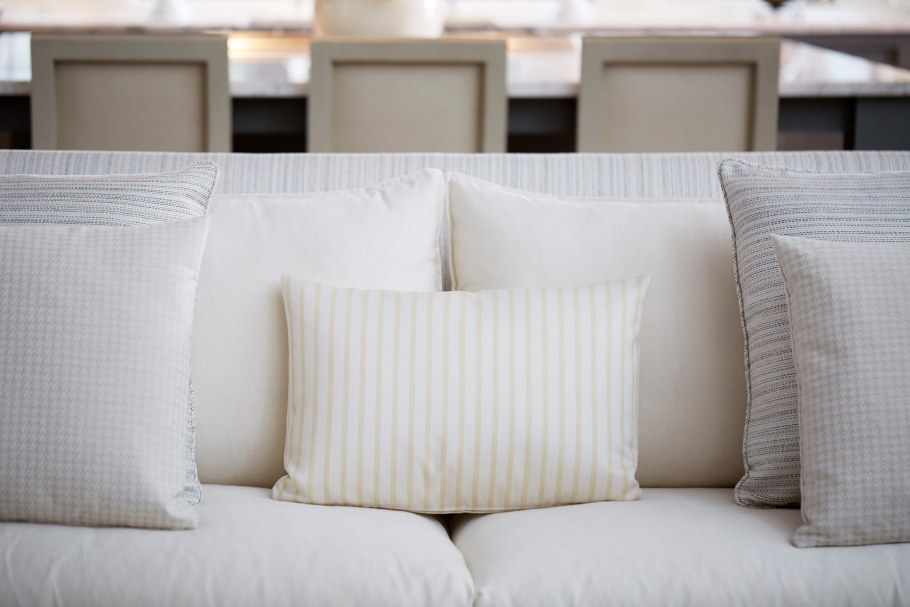 Светлый диван с подушками