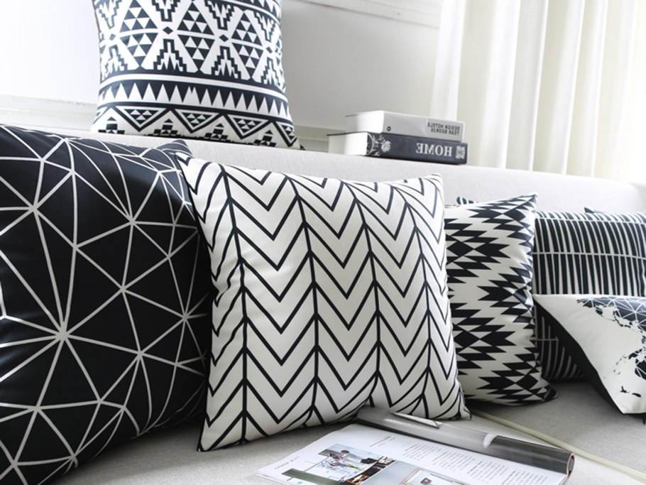 Подушки с геометрическим орнаментом