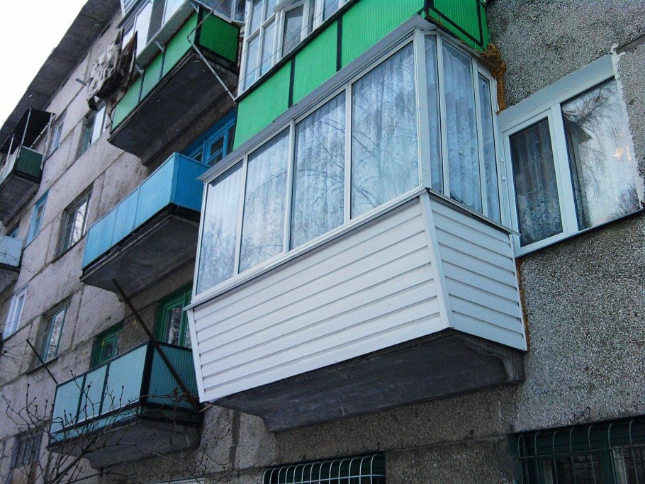 Остекление балкона с улицы