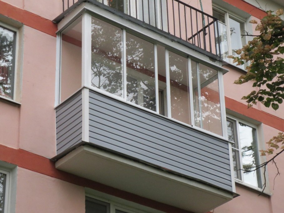 Застекленный балкон снаружи