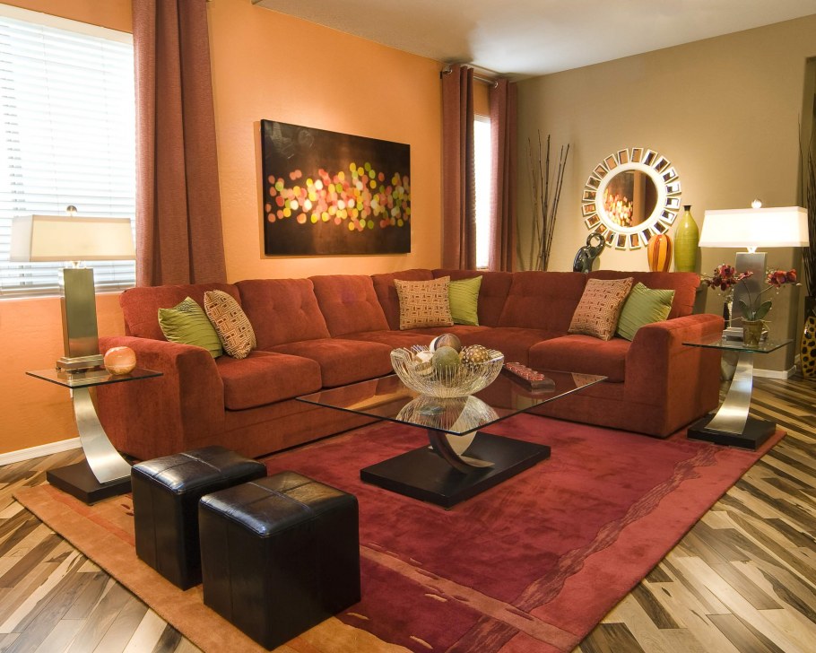 Терракотовый диван в интерьере гостиной
