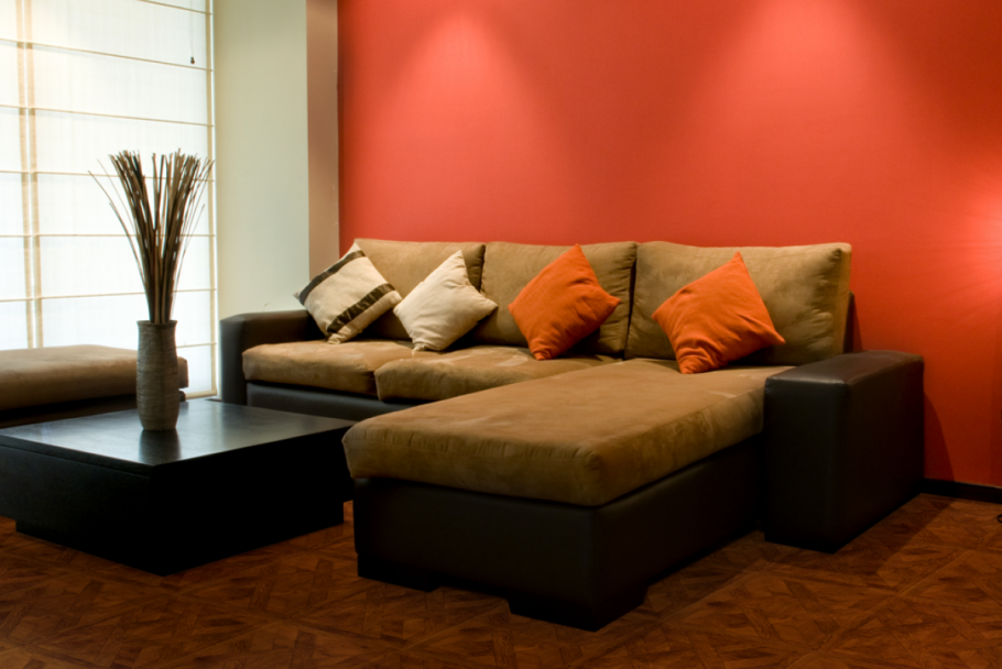 Оранжевый диван в интерьере