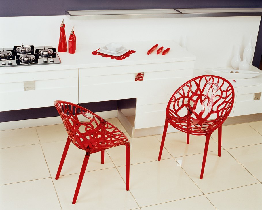 Бордовые стулья в интерьере