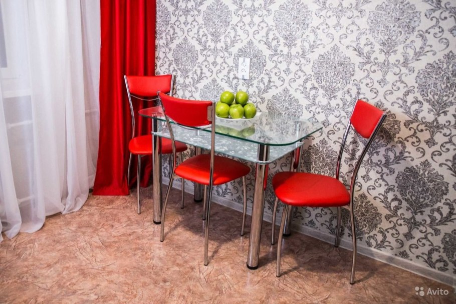 На кухне красные табуреты вид в интерьере