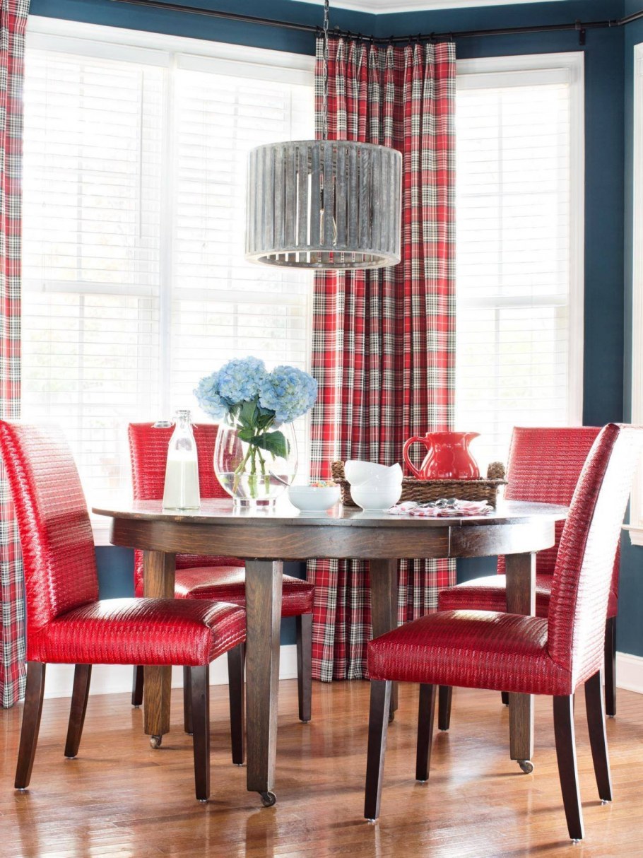 Красные стулья в интерьере кухни