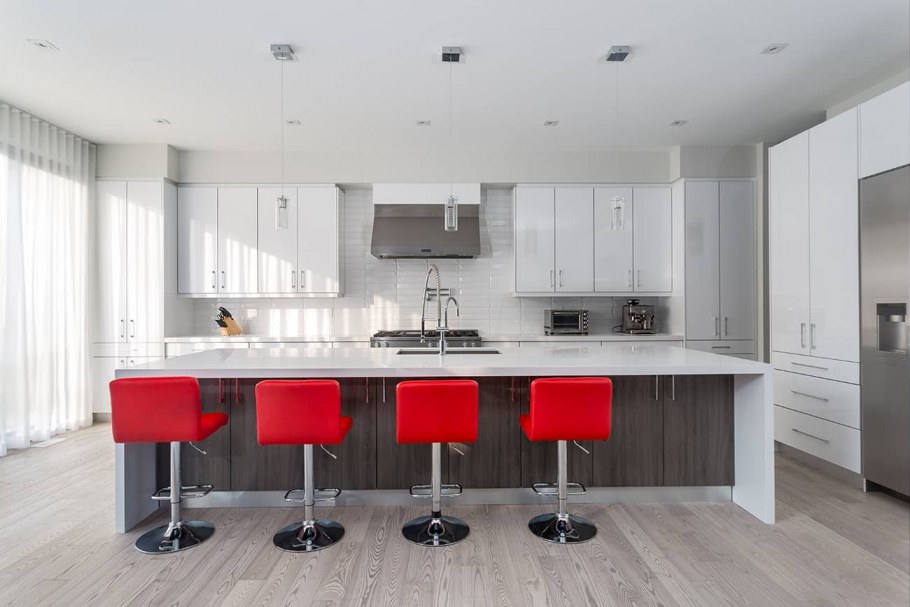 Пластмассовые стулья в интерьере