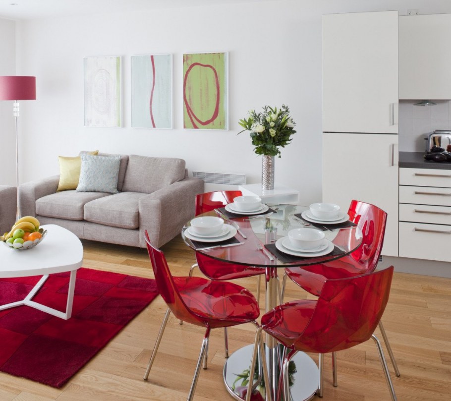 Красный стол в интерьере