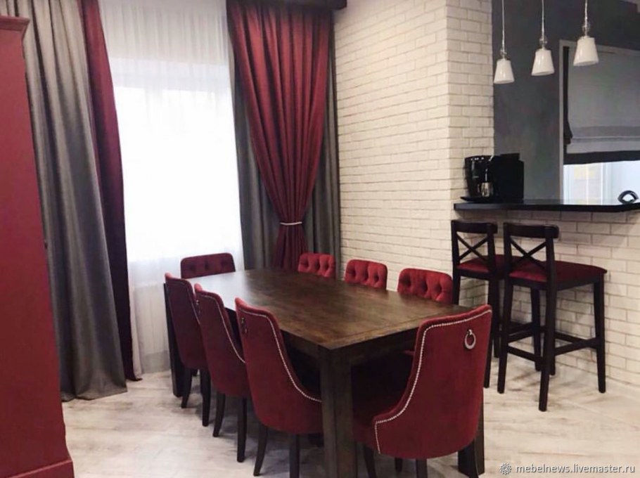 Красные стулья в интерьере кухни-гостиной