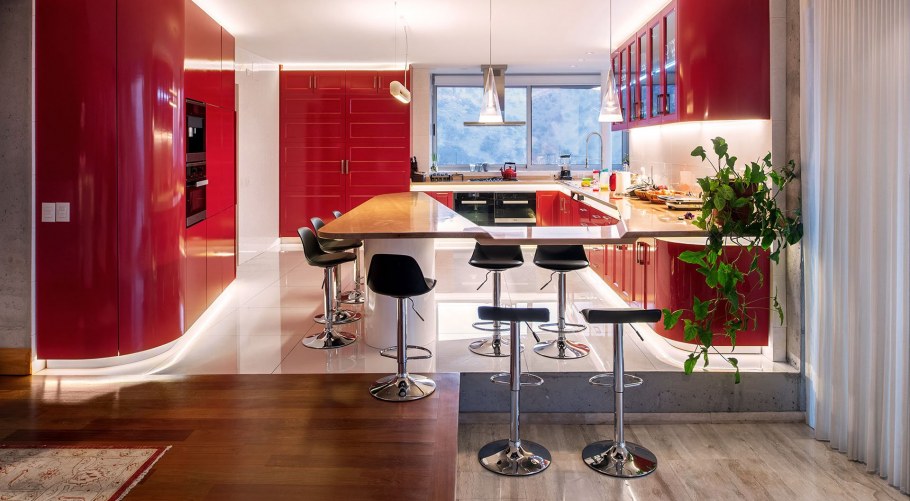 Белая кухня с красными стульями