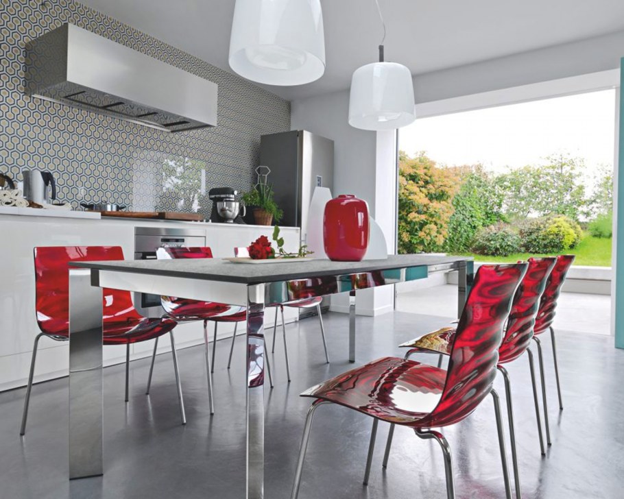 Красная кухня с черной столешницей