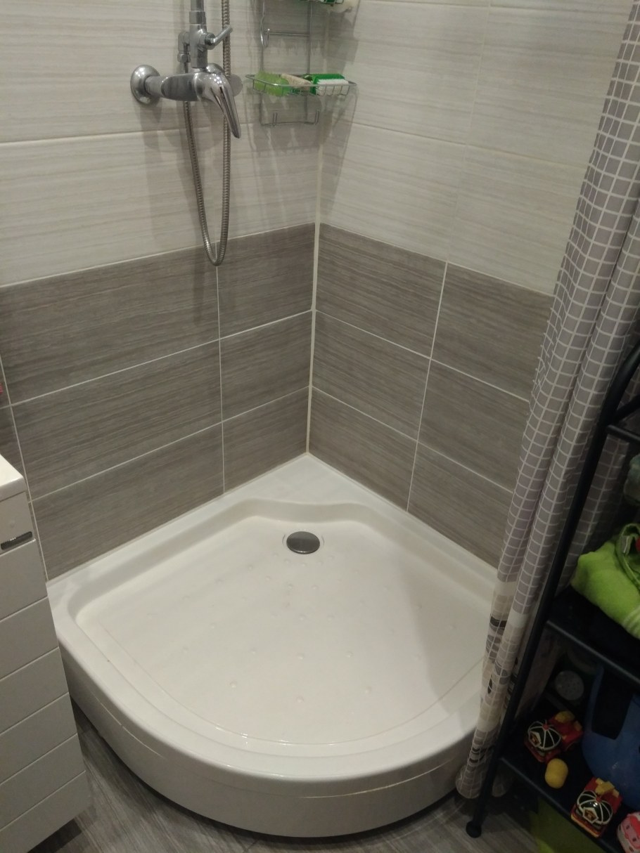 Душевой поддон в маленькой ванной с раковиной