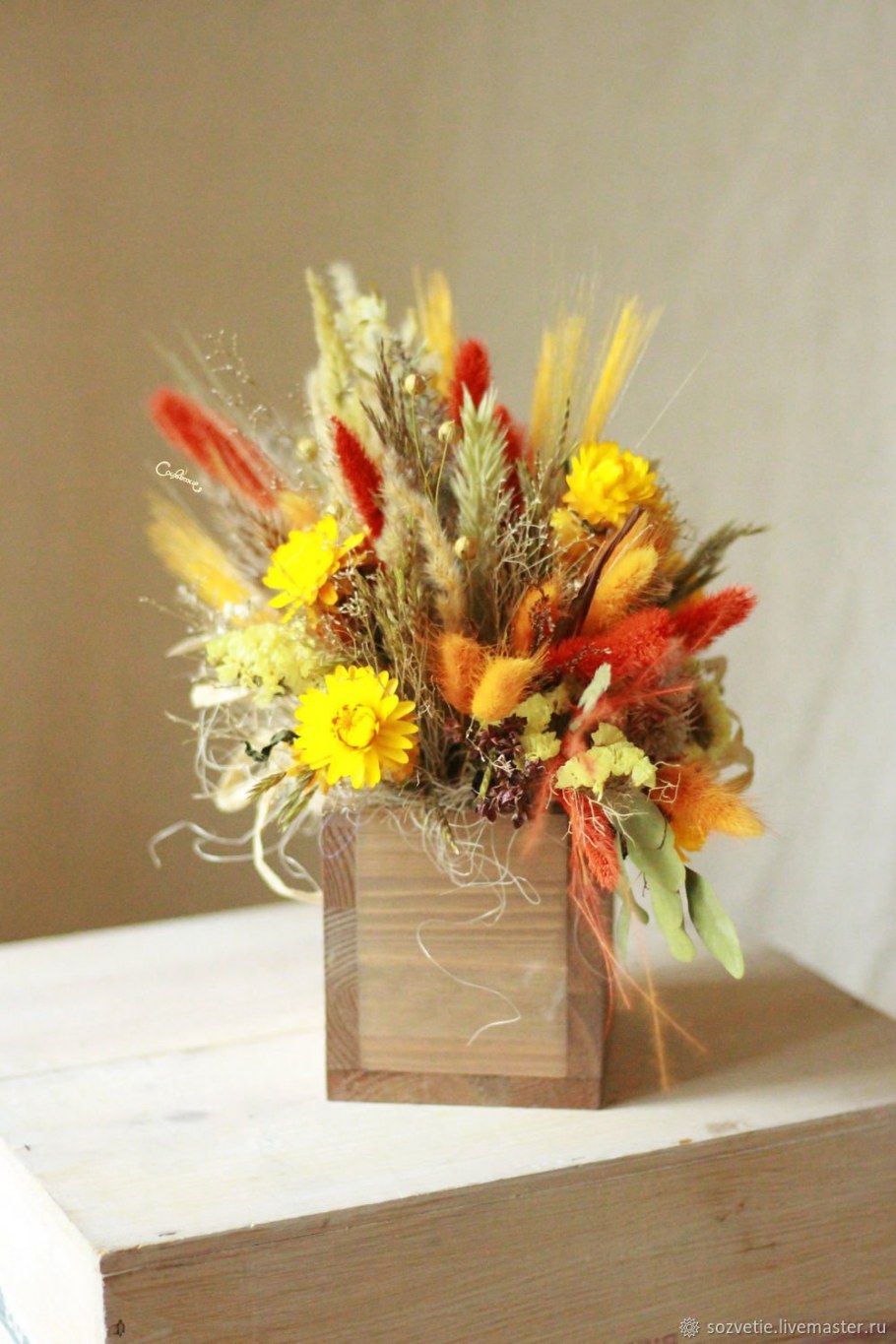 Композиция из сухоцветов в вазе