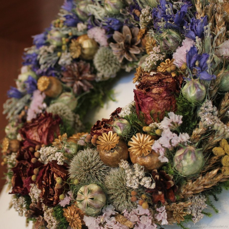 Композиция из сухоцветов в корзине