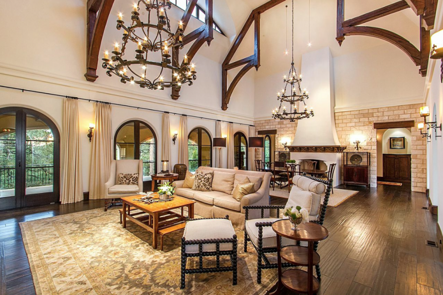 Романский стиль потолок