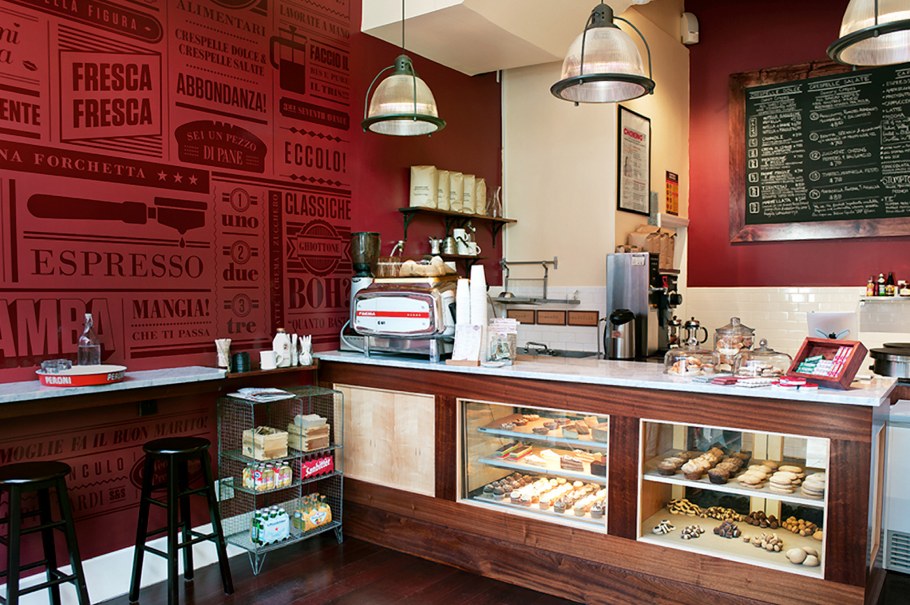 Интерьер маленького кафе