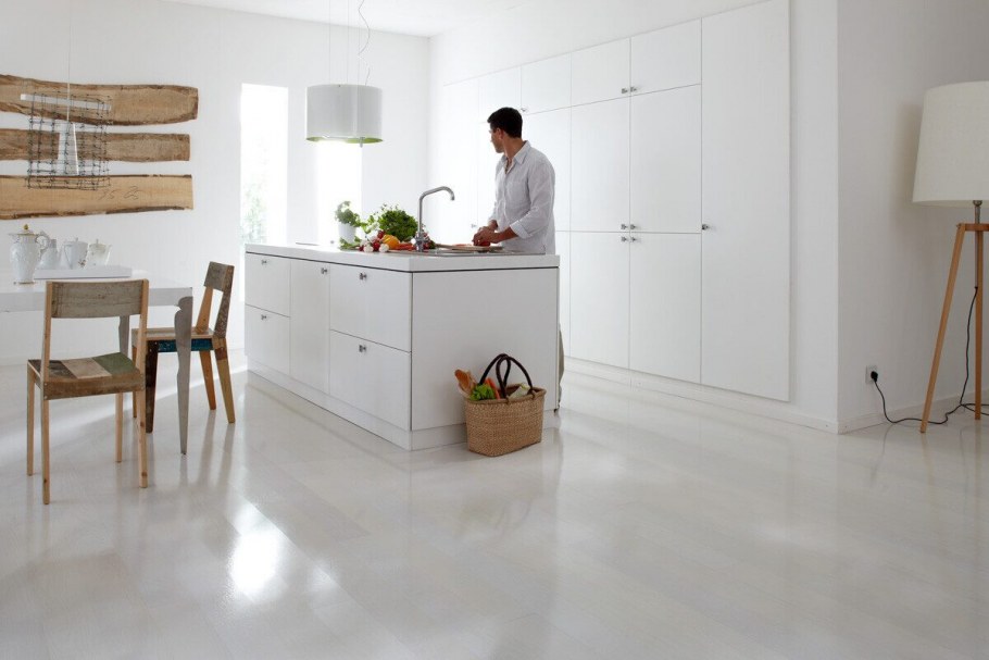 Комната с темным полом