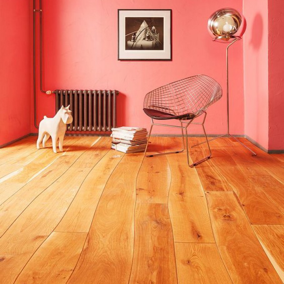 Коричневый пол и двери в интерьере