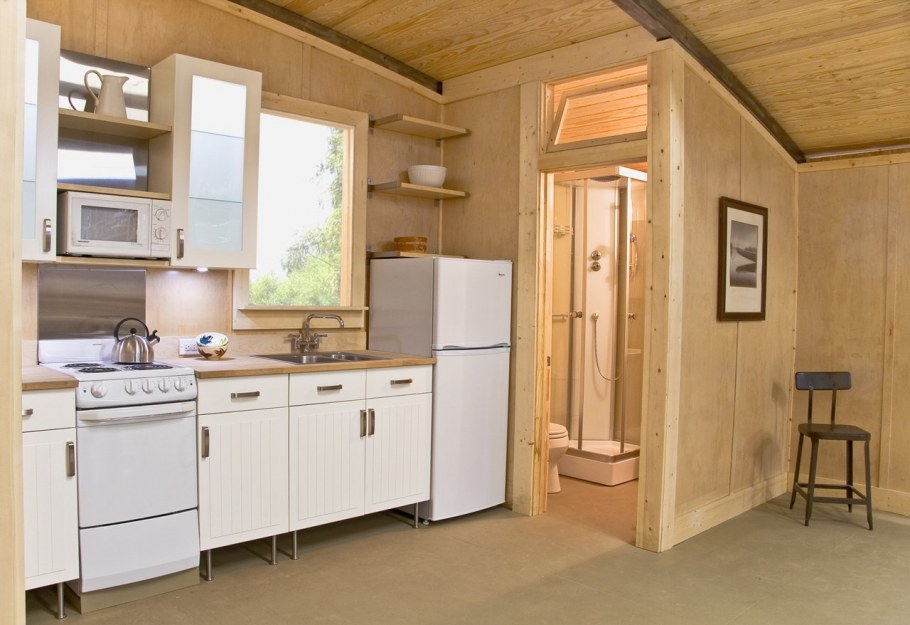 Интерьер кухни деревянного дома