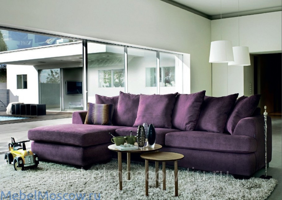 Фиолетовые подушки на диван
