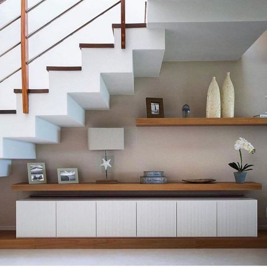 Место под лестницей