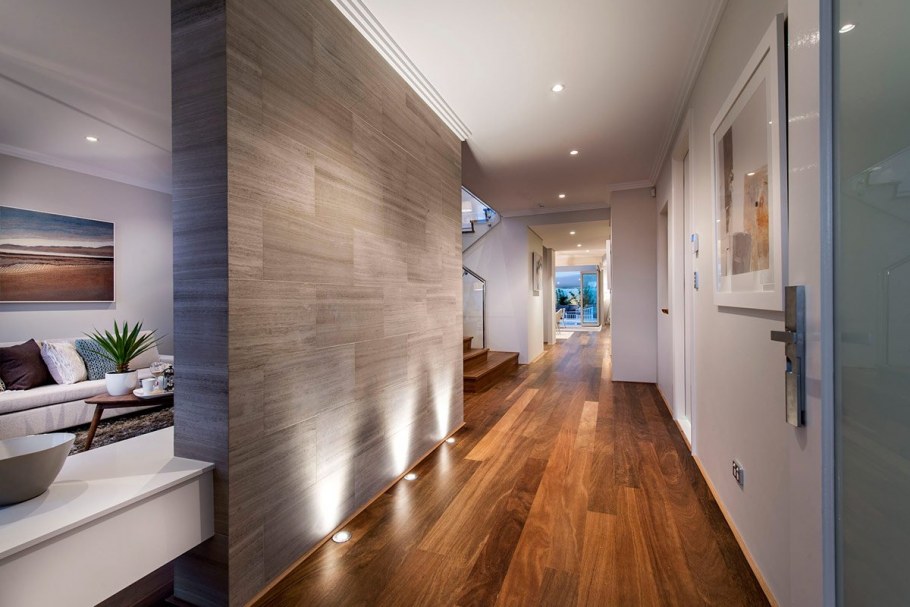 Дамина на СТЕНЕВ прихожку