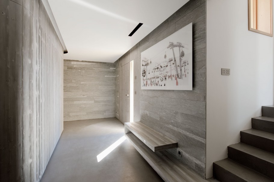 Ламинат на стену в прихожей