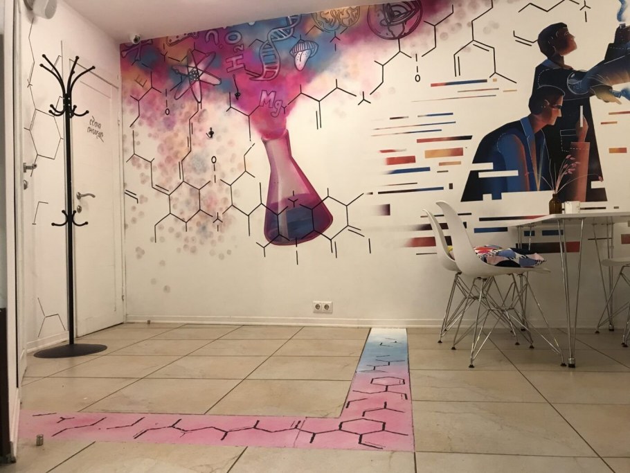 Интерьер школы с граффити