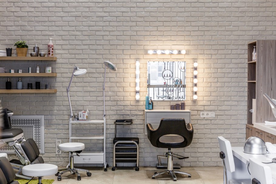 Кирпичная стена в интерьере салона красоты
