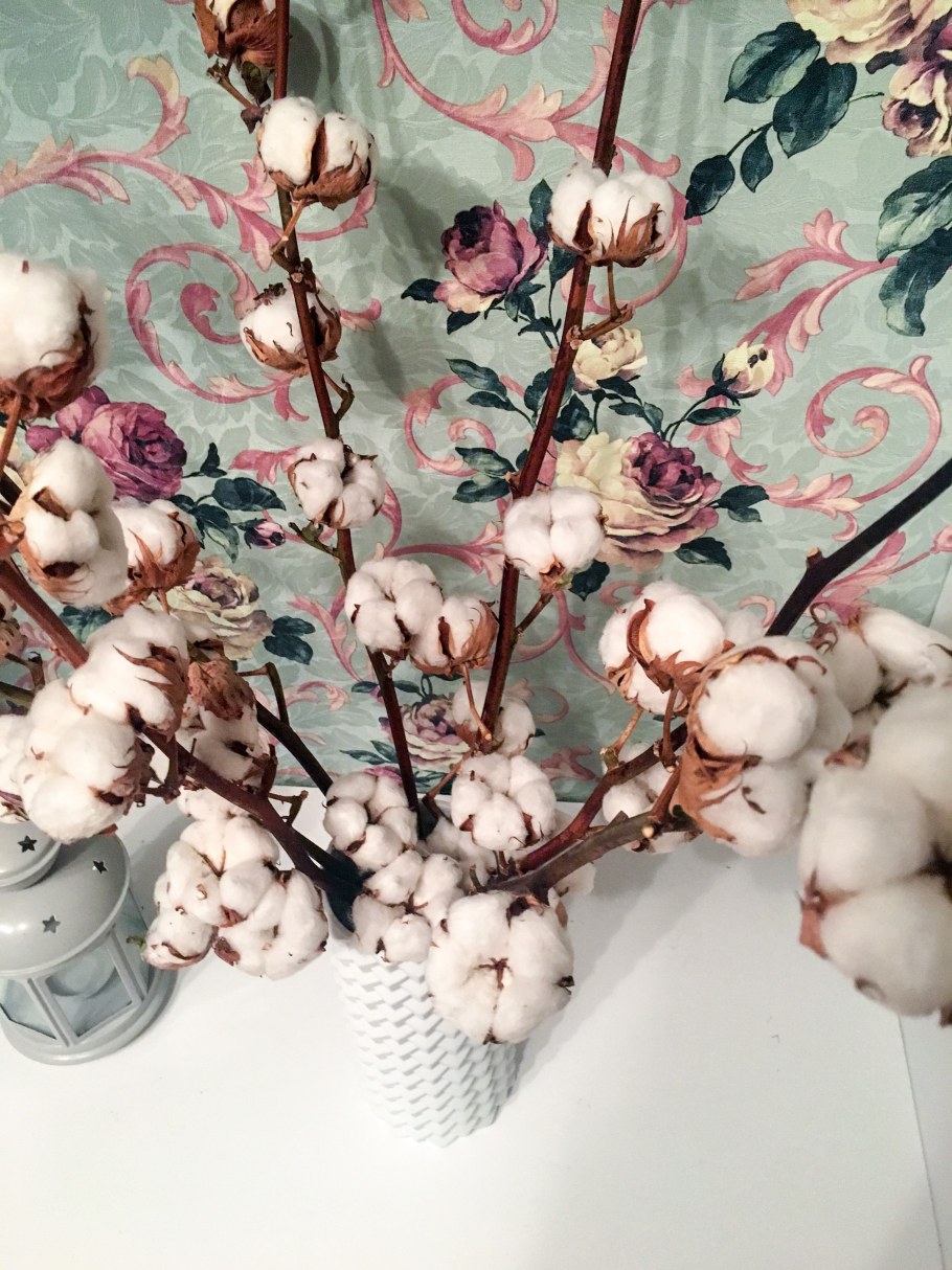 Ветки в вазе в интерьере