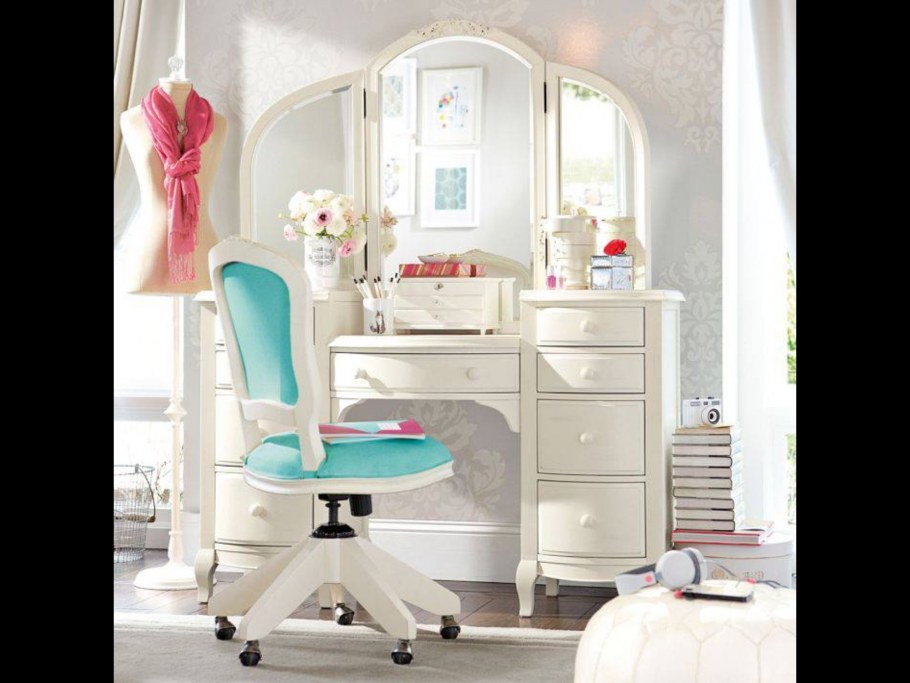 Косметический столик с косметикой