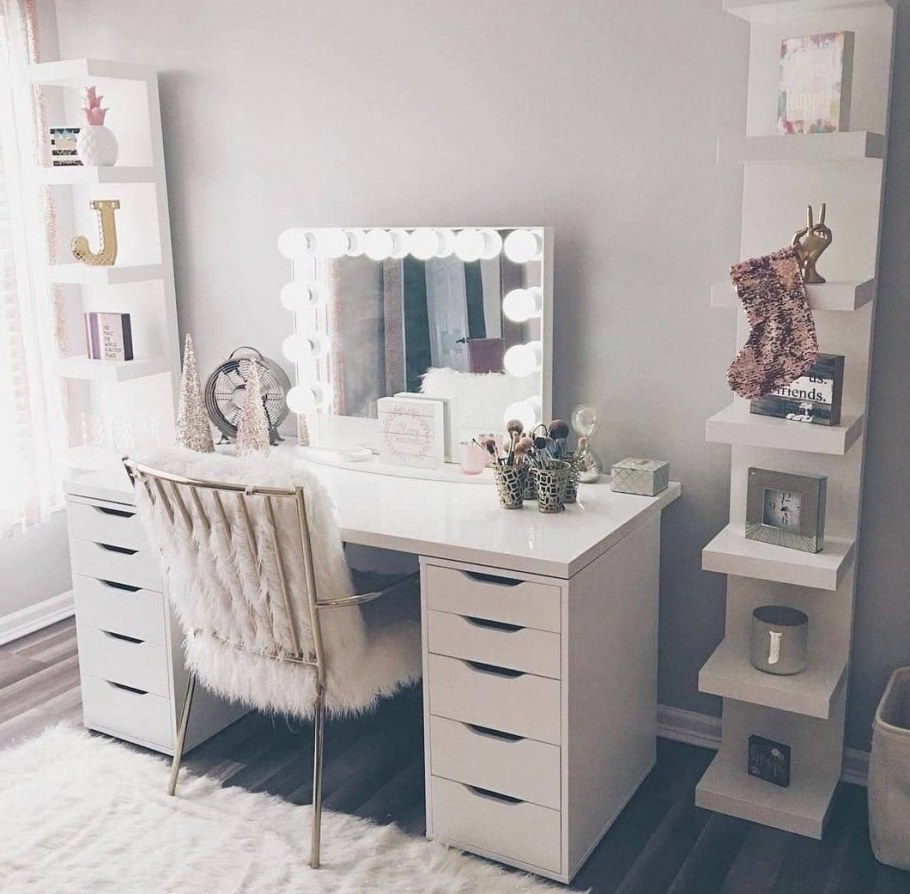 Туалетный столик для девушки