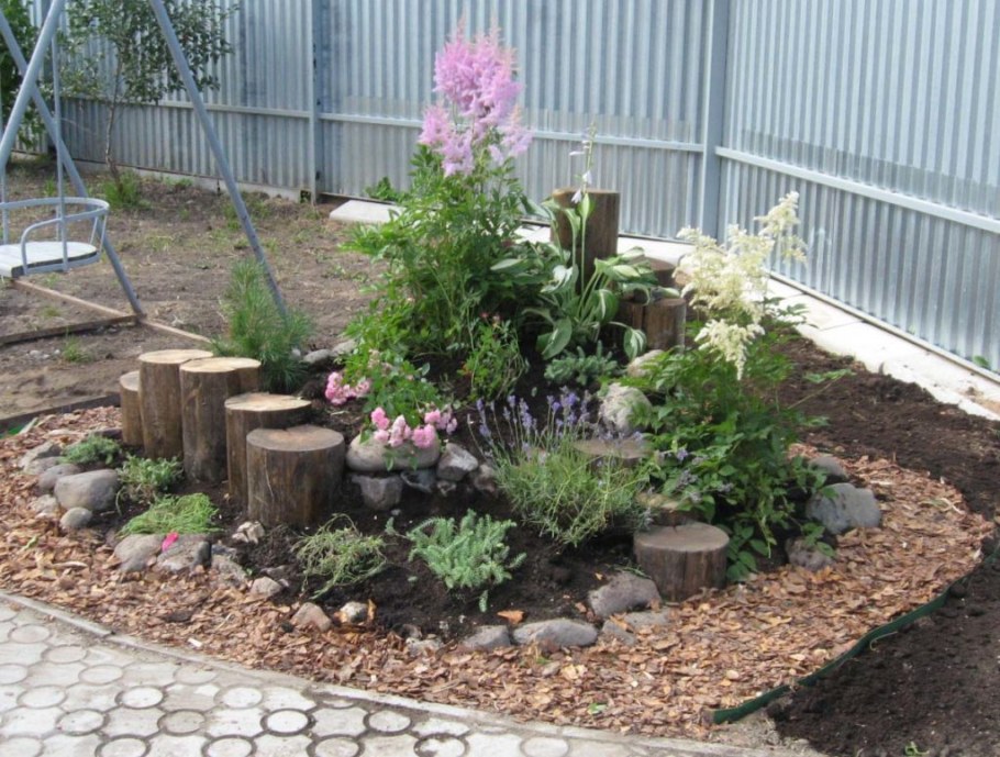 Угловая Альпийская горка у забора