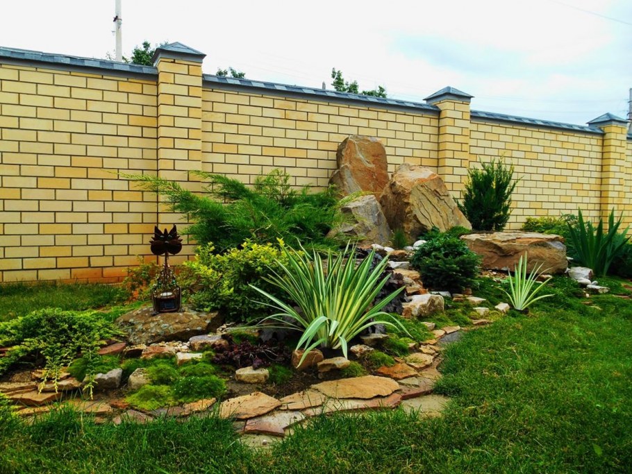 Рокарий в углу забора