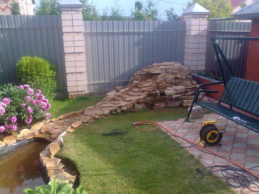 Альпийская горка в углу забора