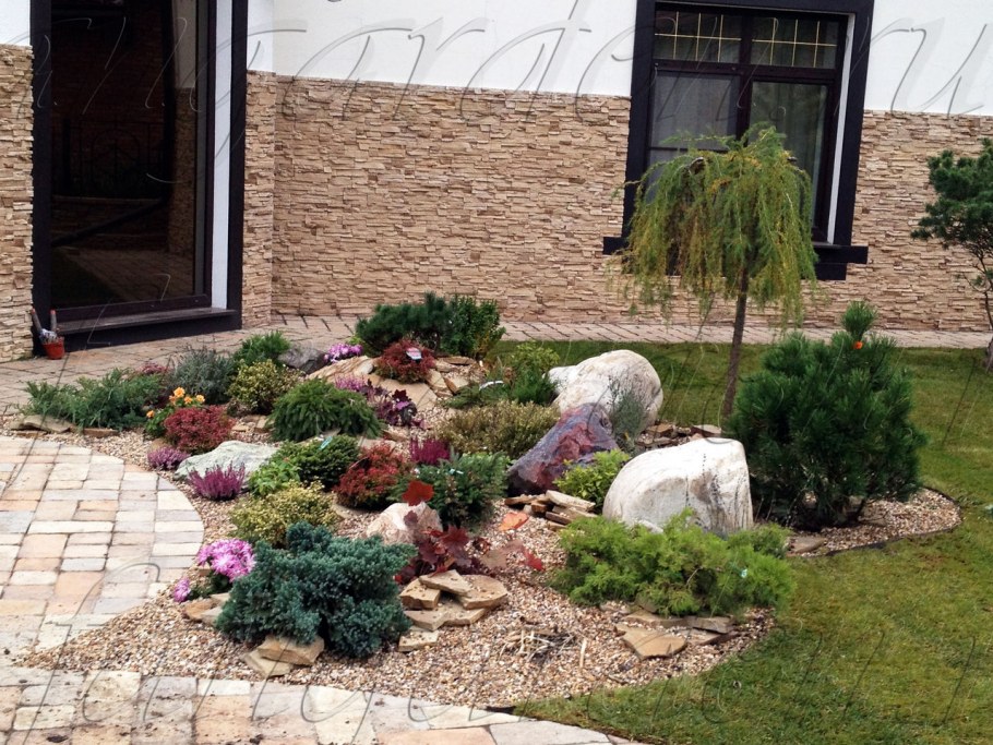 Альпийская горка у забора