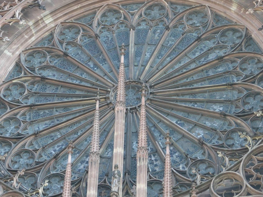 Витражи в готическом стиле в интерьере