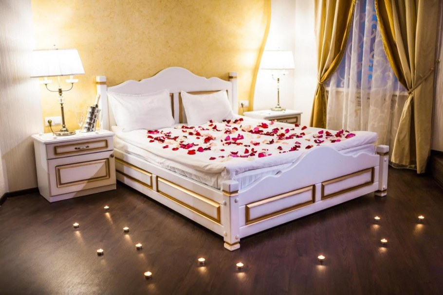 Красивая кровать для молодоженов