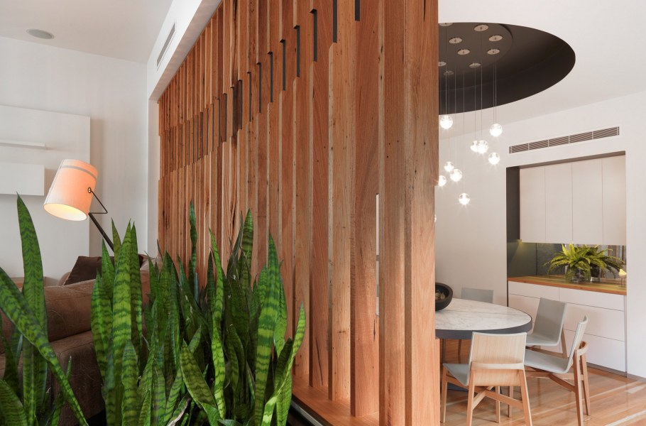 Деревянная перегородка для зонирования кухни