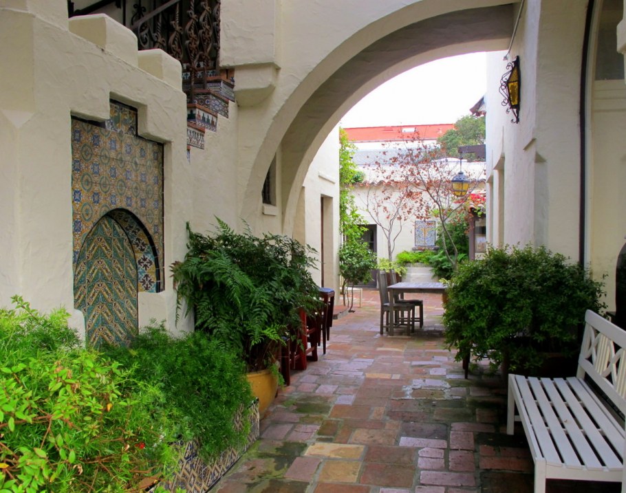 Патио в испанском колониальном стиле