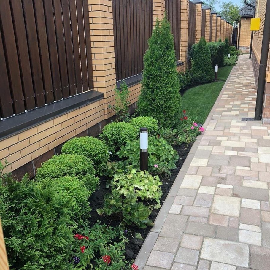 Цветник вдоль забора