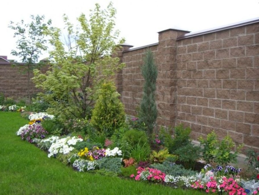 Цветник миксбордер вдоль забора