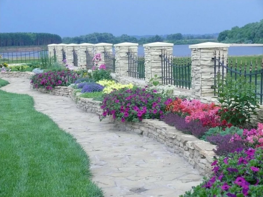 Рабатка вдоль изгороди