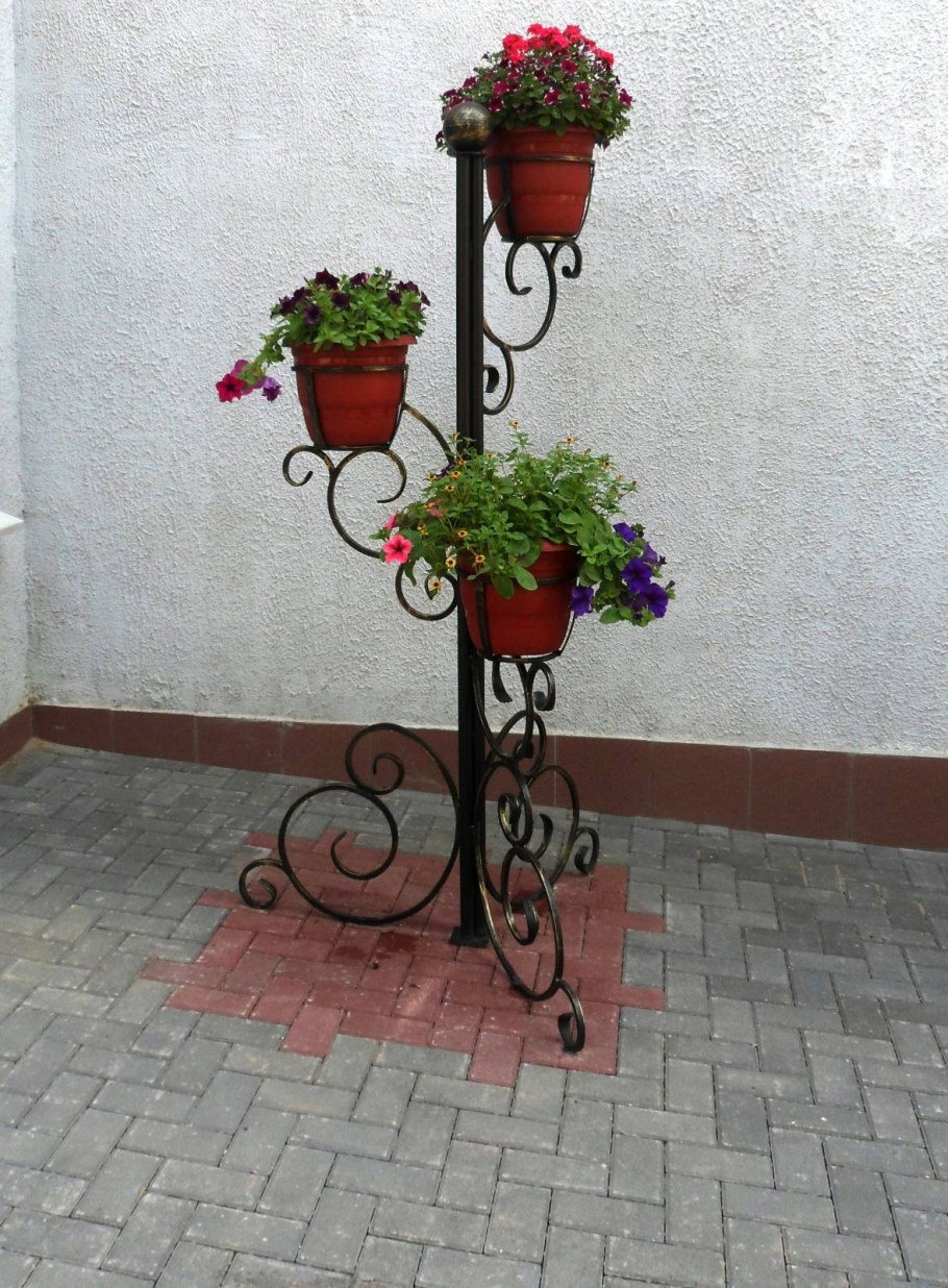 Цветочницы кованые уличные