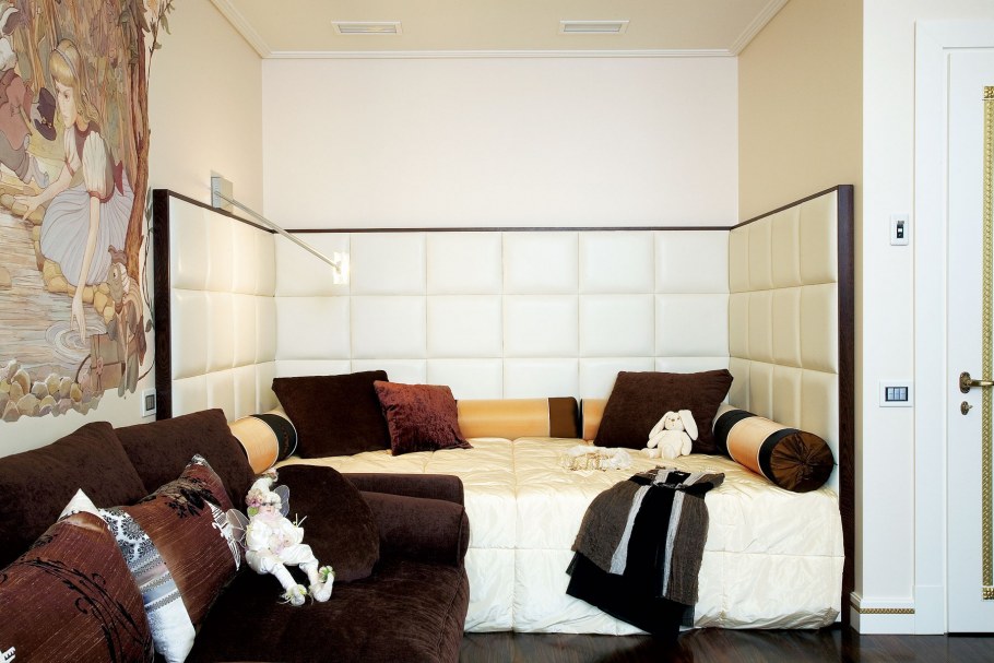 Кровать в нише комнаты